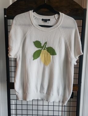 CHARLIE B White Short-Sleeve Knit Top with Lemon Motif